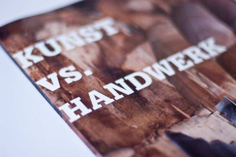 Close Up Buchgestaltung Kunst vs Handwerk, weiße Schrift auf Holzmaßerung