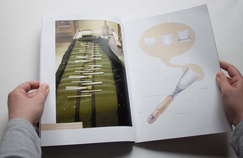 Buchdesign DIN A 4 aufgeschlagen mit Foto und Illustration von Holzschnitzwerkzeugen