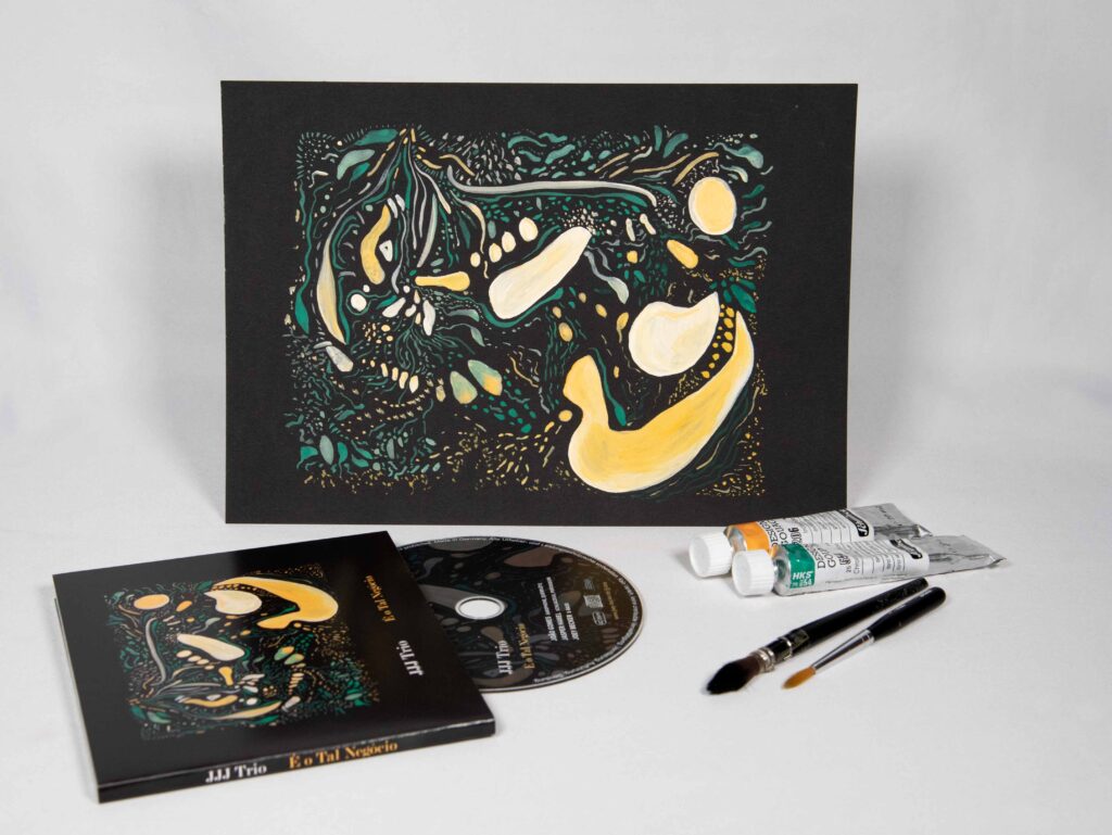 Digipack CD Cover, JJJ Trio mit Illustration Gouache auf schwarzem Papier. Daneben liegen 2 kleine Pinsel und Gouache Tuben in Türkis und Orange