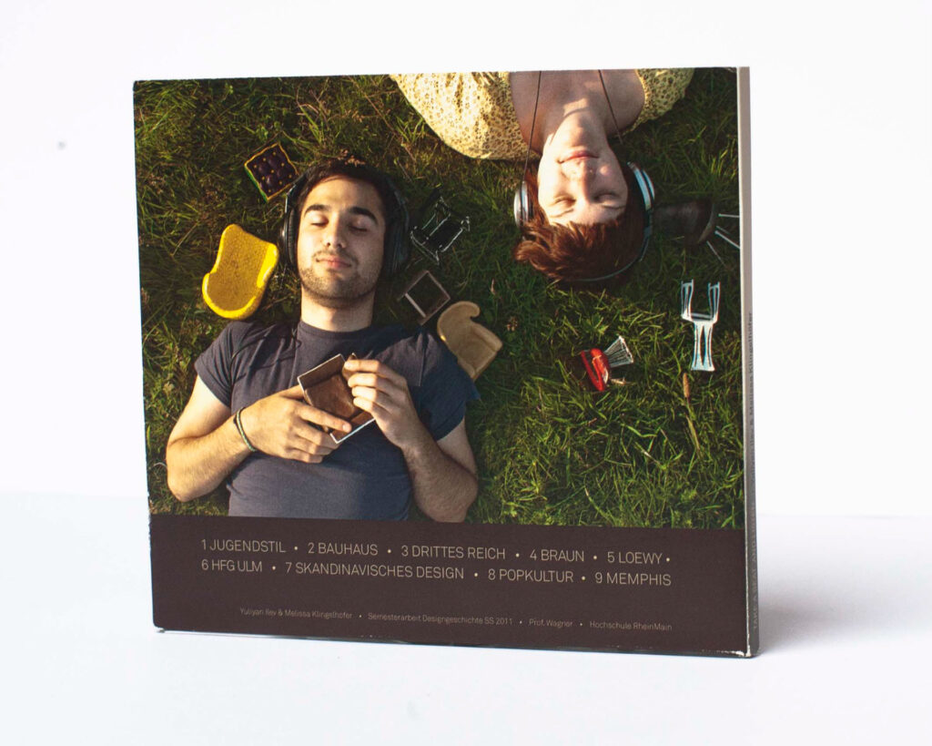 Rückseite CD Cover, zwei Menschen mit geschlossenen Augen auf Wiese liegend mit Miniaturstühlen