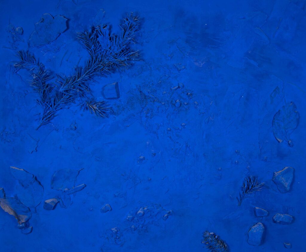Ultramarin blaues abstraktes Gemälde mit Steinen, Tannenzweigen und Tannenzapfen