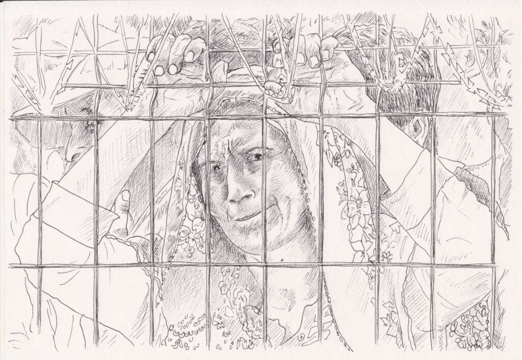 Tuschezeichnung, eine Frau mit Kopftuch hält sich an den Gitterstäben eines hohen Zauns und schaut hindurch, hinter ihr drängen sich Menschen